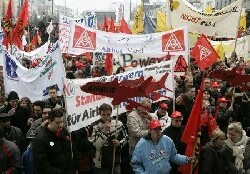 Allemagne: les grèves se poursuivent dans l'industrie Allemagne: les grèves se poursuivent dans l'industrie