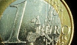 L'euro sous pression apr�s des avertissements � la Gr�ce et l'Italie

