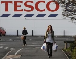 Tesco va fermer 43 supermarchs et baisser ses prix