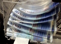 L'euro, sous pression, touche un plus bas de sept mois face au dollar